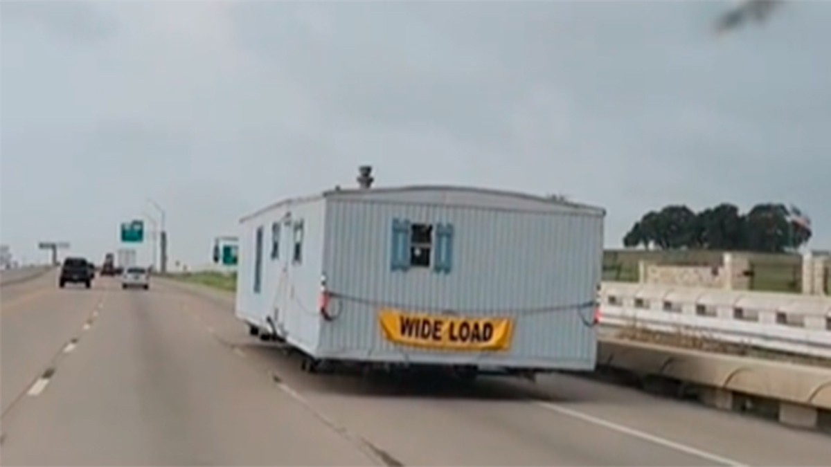 VIDEO Familia escapa de Florida ante la llegada de Milton y se lleva ¡hasta la casa!