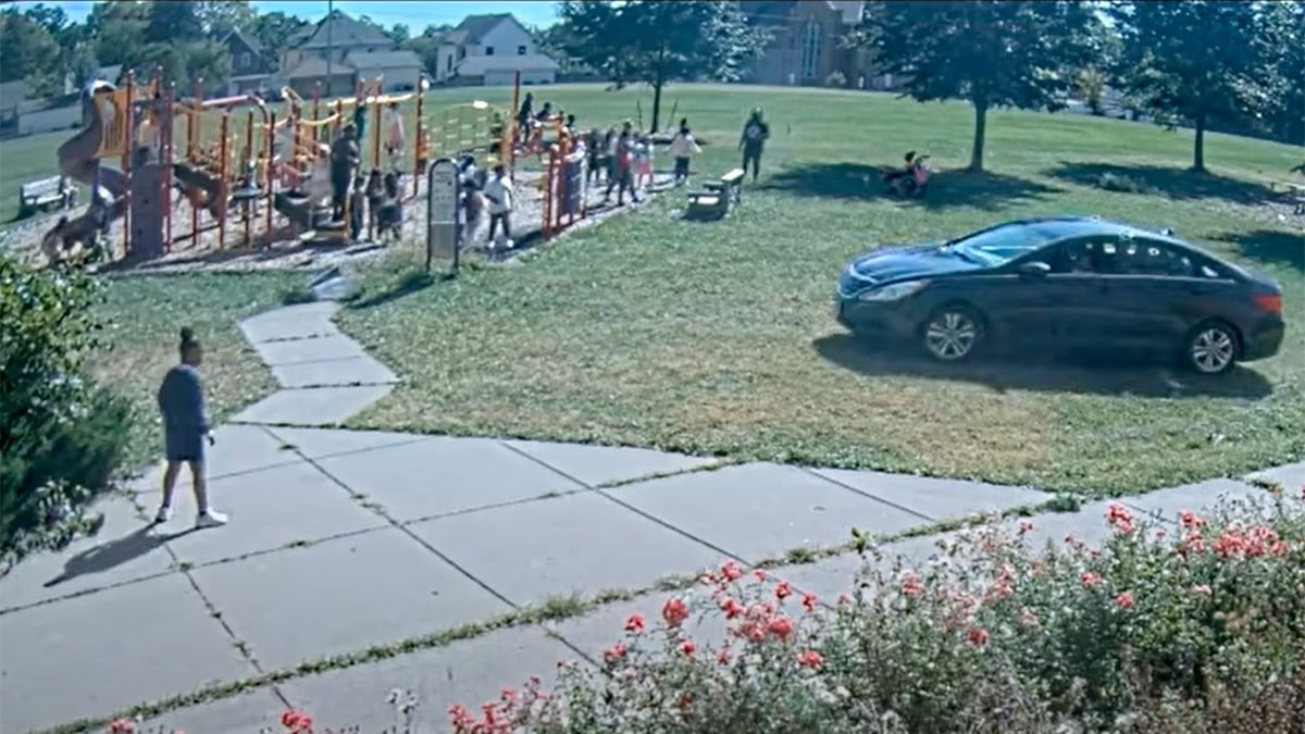 VIDEO Niño causa alarma al conducir un auto robado en un parque donde jugaban menores