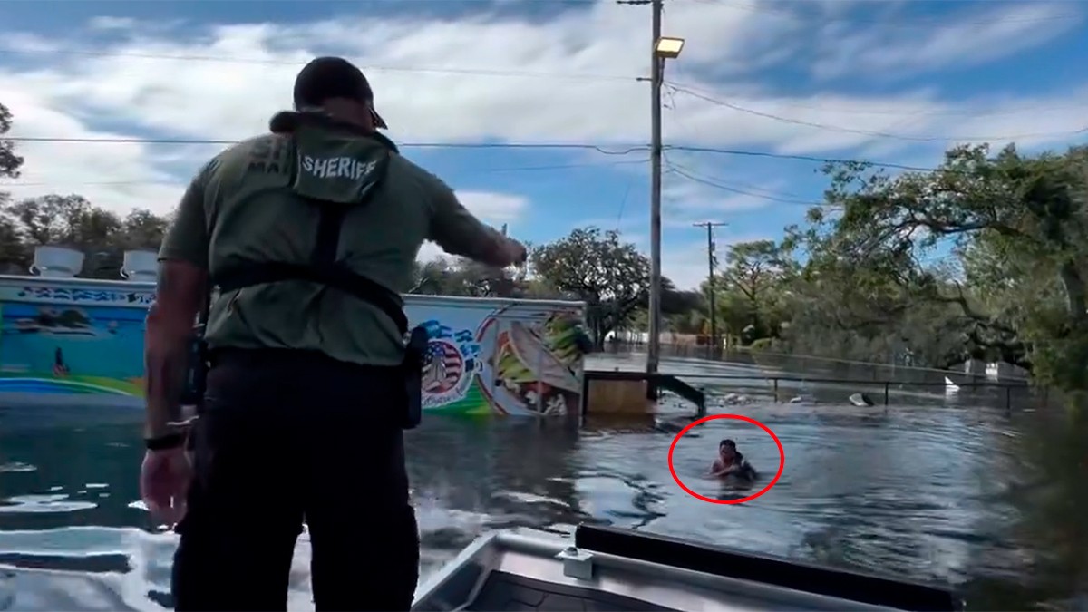 VIDEO Rescatan a un menor que se aferraba a un tronco tras el paso del huracán Milton