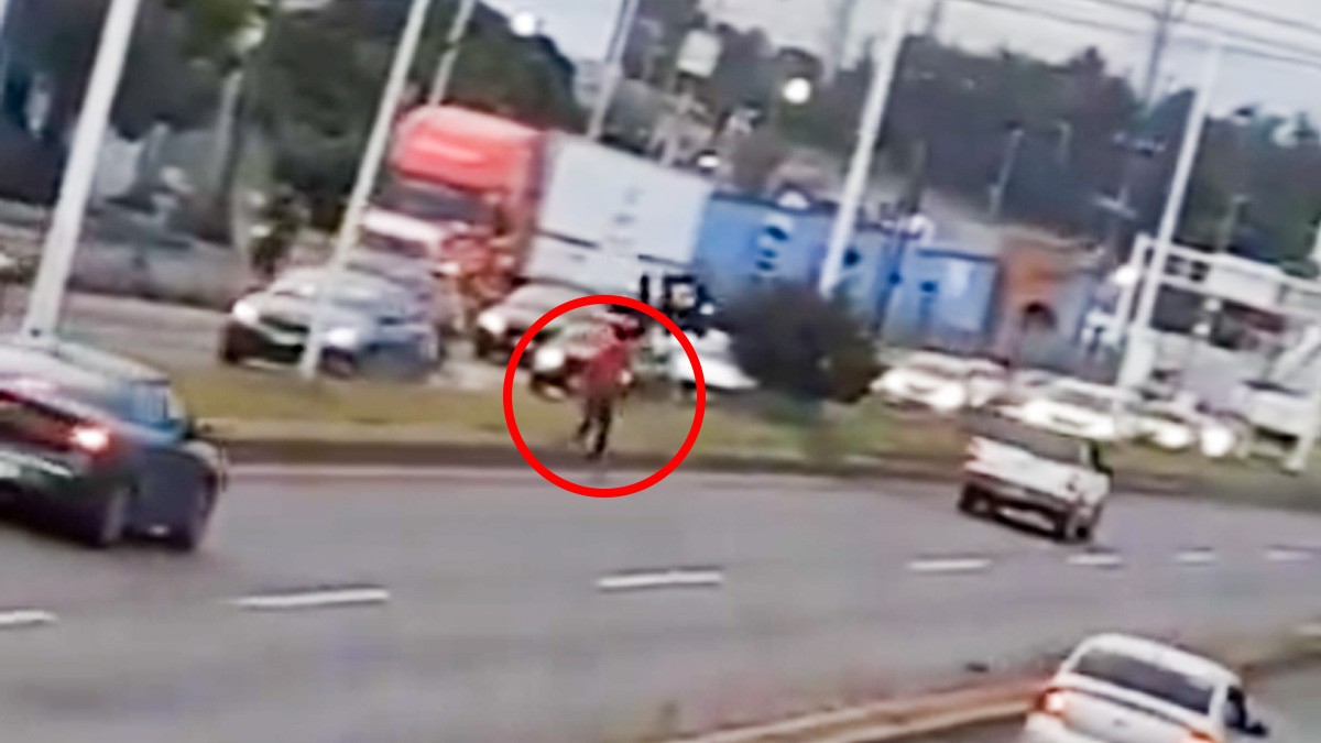 VIDEO Hombre intenta fingir accidente, pero causa carambola y lo atropellan de verdad