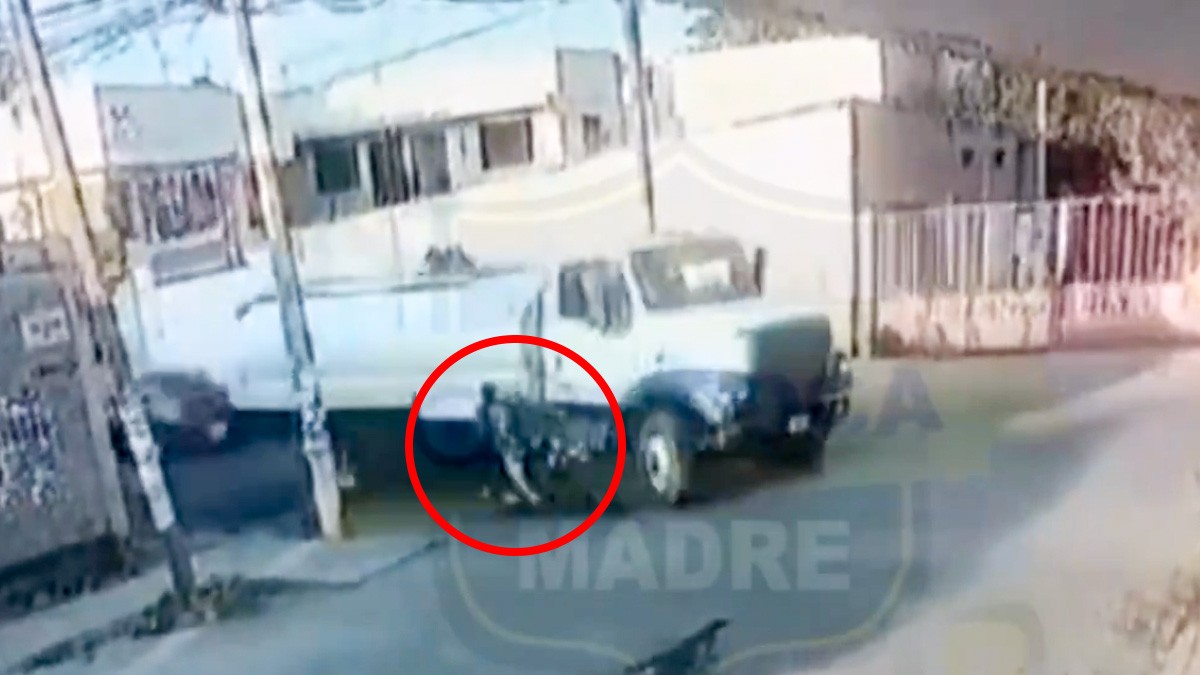 VIDEO Captan cuando pipa embiste a padre e hijo en una moto y les pasa por encima