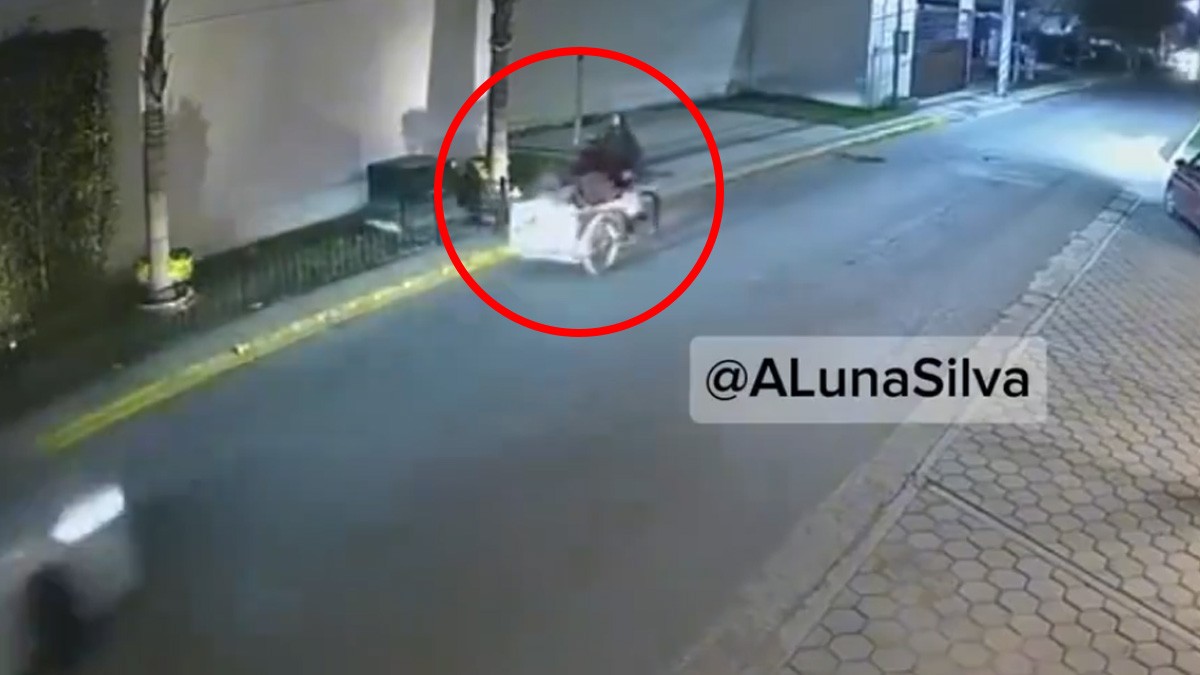 VIDEO Automovilista atropella a dos adultos mayores que vendían tamales en un triciclo