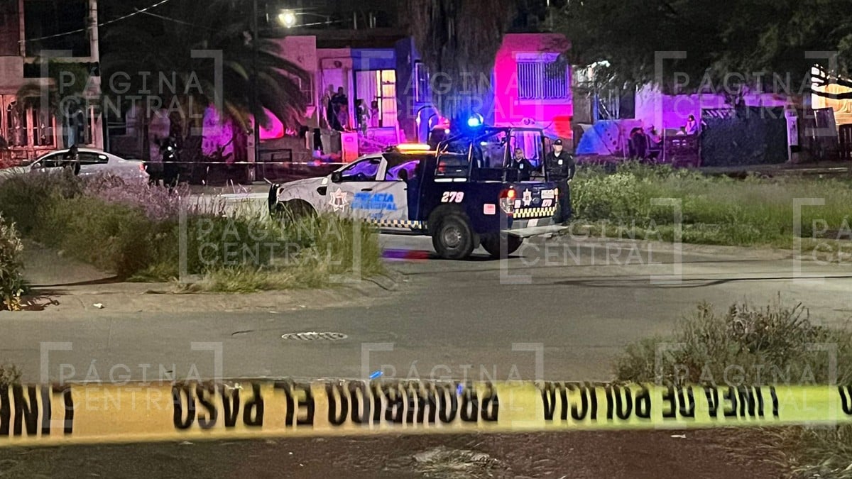 Una mujer y dos hombres estaban afuera de una casa cuando sicarios pasan y los rafaguean