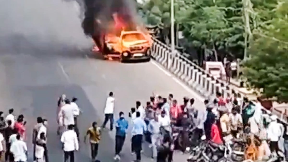 VIDEO Auto se incendia en una pendiente y avanza en llamas contra la multitud