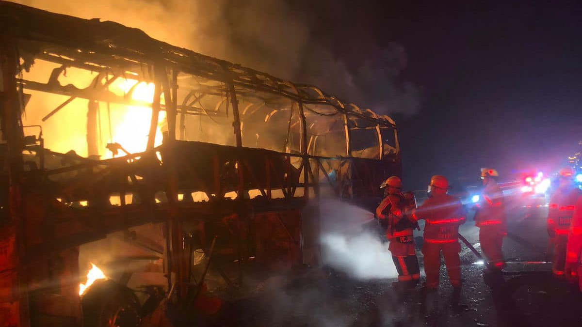Familias iban a Puerto Vallarta, pero su camión se incendió en Lagos de Moreno