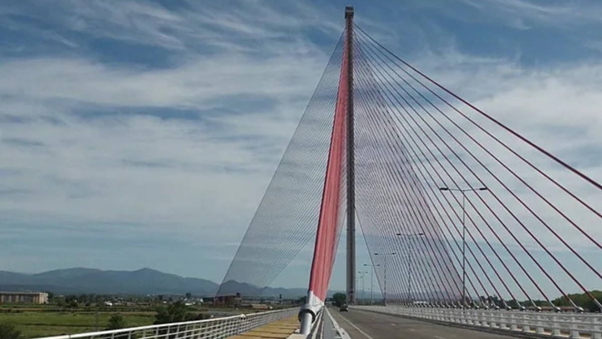 Muere joven influencer al caer del puente más alto; tomaba fotos para sus redes