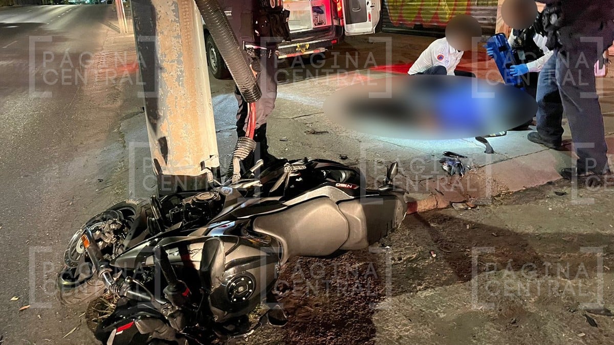 Motociclista volvía a casa tras ver a su novia, pero chocó con un poste en el Torres Landa