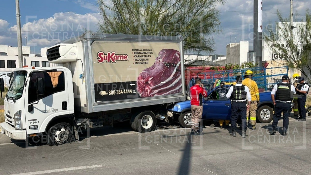 ¡Muy grave! Conductor de camioneta 'se clava' atrás de camión detenido por una ponchadura