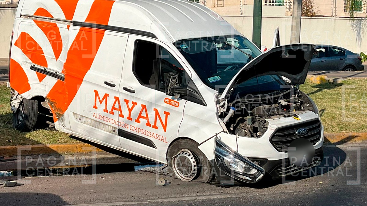 Camioneta vuelca en el bulevar Vicente Valtierra, su conductor sobrevivió