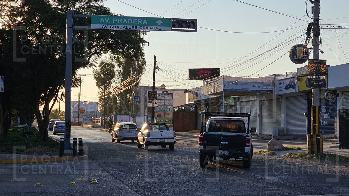 Motociclista choca contra auto en peligroso cruce en el Bocanegra; semáforos no funcionan