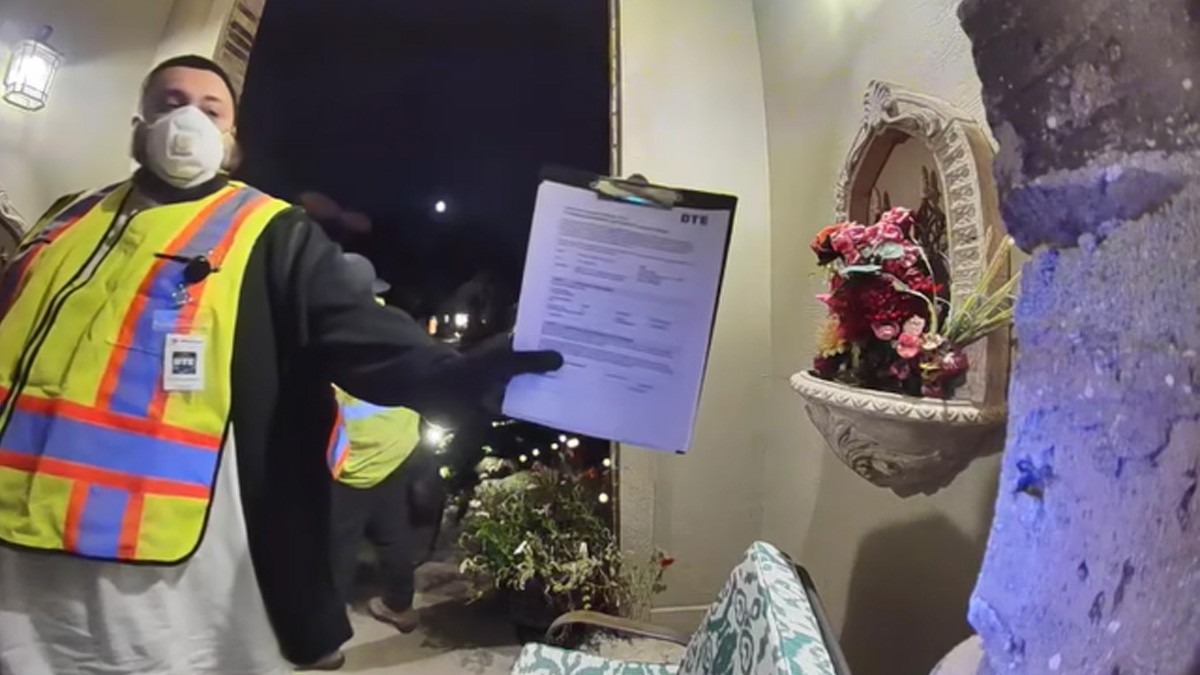 VIDEO Asesinos fingen ser empleados de gas, entran a una casa y matan a un adulto mayor