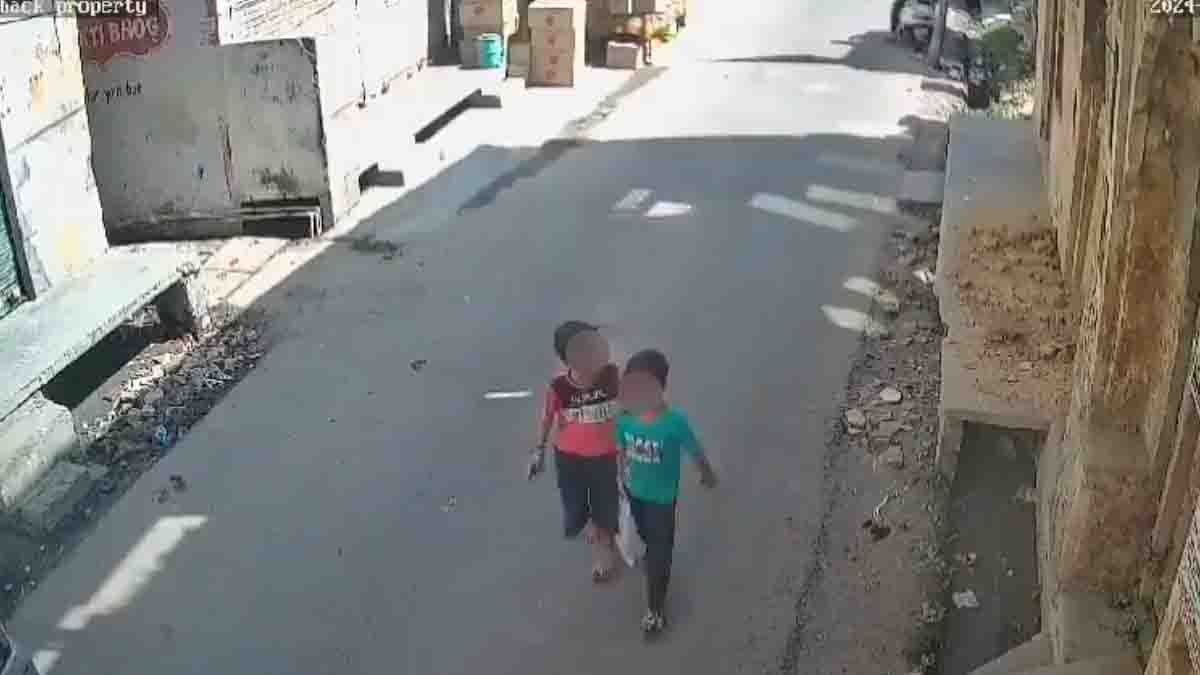 VIDEO ¡Por unos segundos! Dos niños esquivan el derrumbe de una casa de 150 años