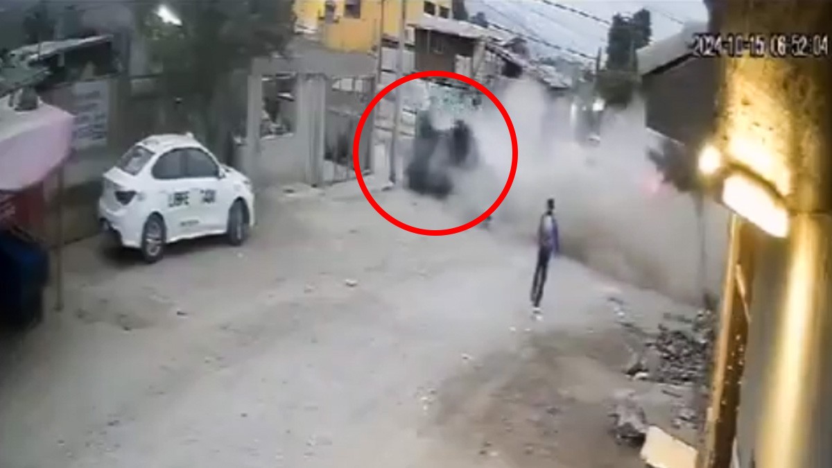 VIDEO Mujer sale despedida y pierde la vida tras volcarse en su camioneta