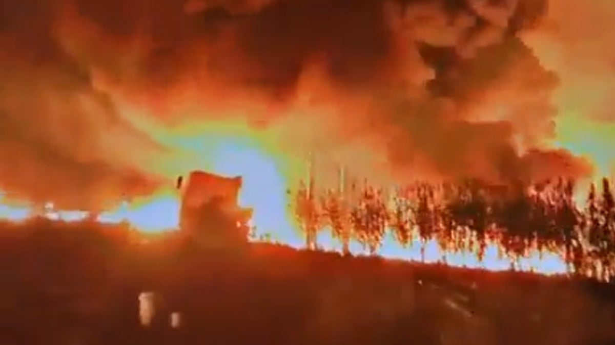 VIDEO Camión de gasolina explota y mueren 140 personas que robaban el combustible