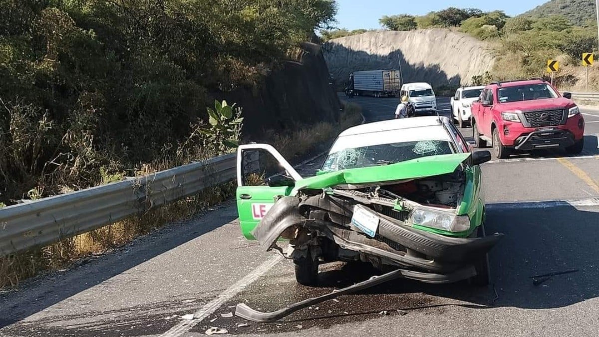 ¡Aparatoso! Taxi choca en la Silao-San Felipe, pasajeros truenan parabrisas con su cabeza