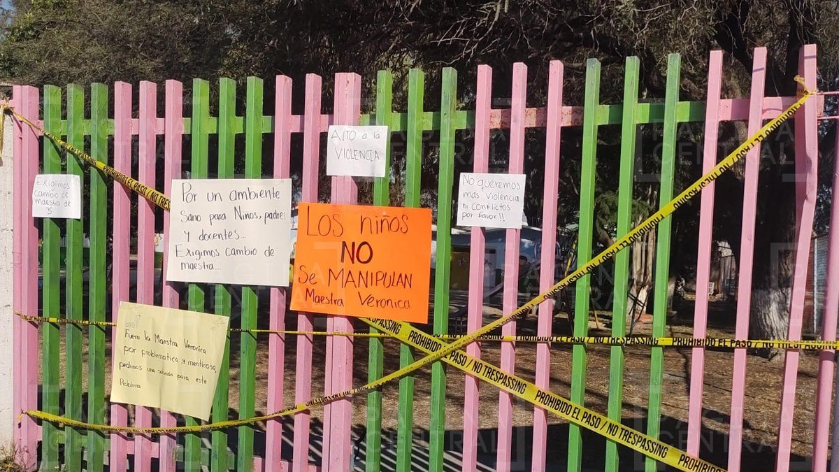 Padres de familia bloquean entrada a kínder de León, maestra manipula a niños, denuncian