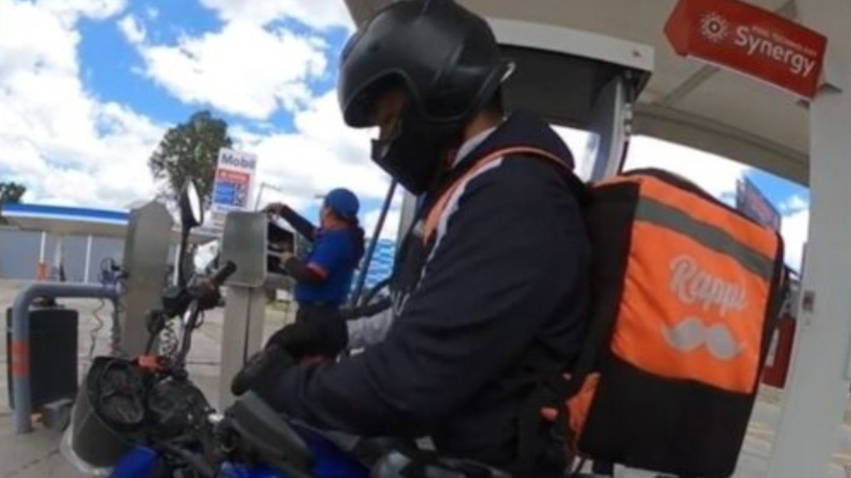 Regularán trabajo de repartidores y choferes de plataformas