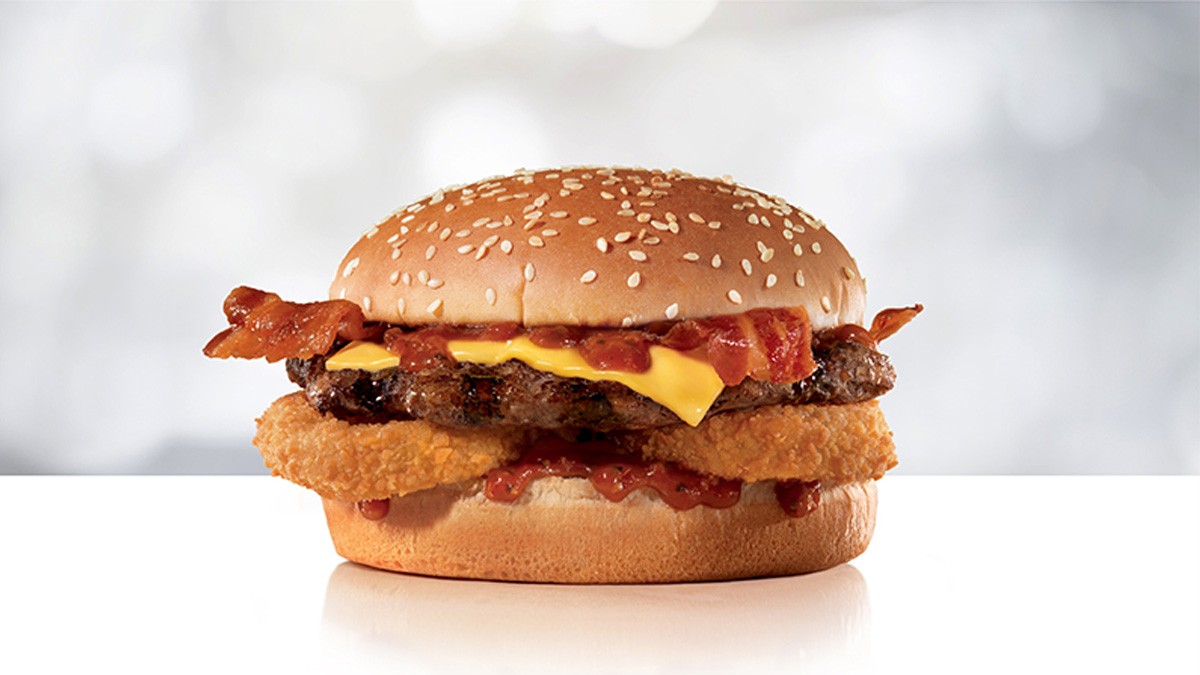 ¿Ya sabes qué vas a comer? Carl's Jr. tiene hamburguesas al 2x1 ¡solo por hoy!