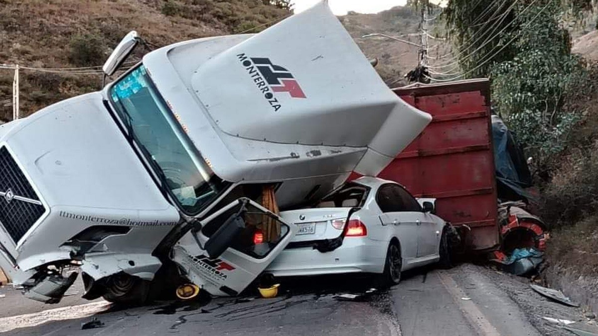 Tráiler se queda sin frenos y se va contra varios vehículos; reportan al menos dos muertos