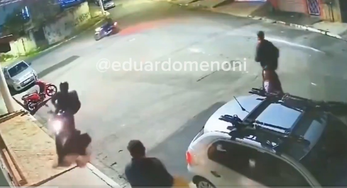 VIDEO Captan cuando motociclista asalta a hombre, pero su esposa lo defiende a balazos