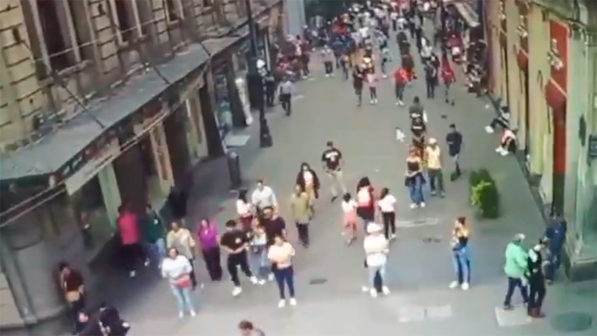 VIDEO Atentan contra 3 en pleno Centro Histórico, entre ellos una mujer y se desata pánico