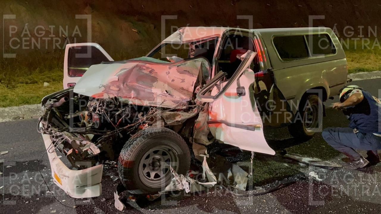 Camioneta no alcanza a frenar y choca con la caja de un tráiler en el Eje Metropolitano