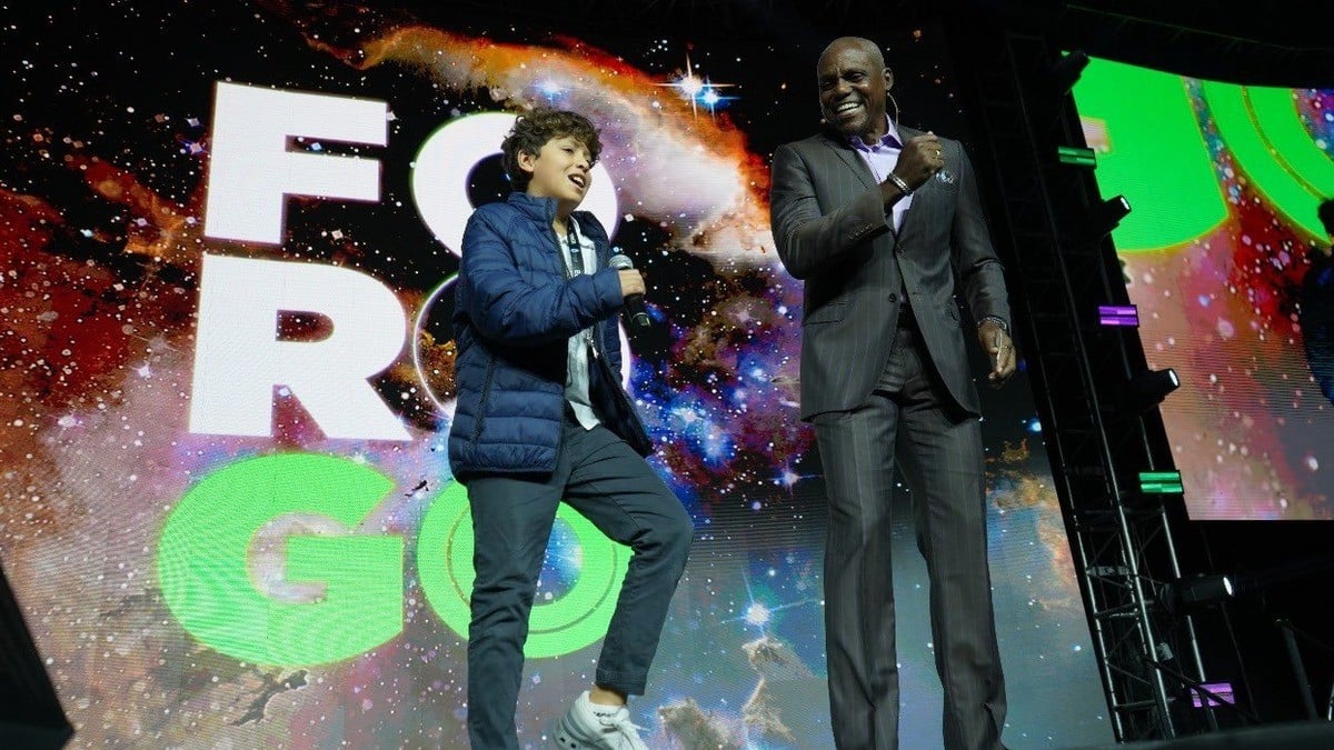 ¡Deslumbrante! Carl Lewis da claves de su éxito con magistral conferencia en León