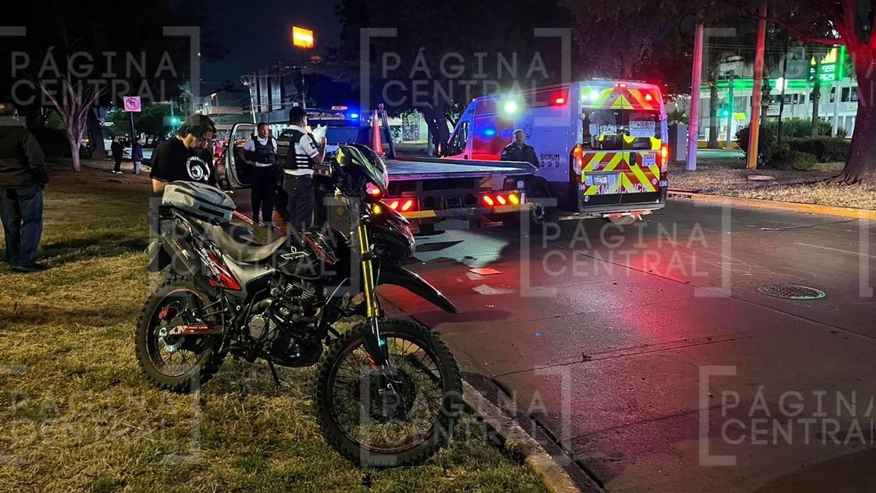 Motociclista se cruza un alto y choca contra una camioneta en Las Torres y bulevar Hidalgo