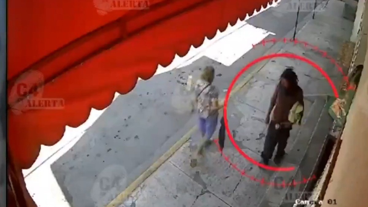 VIDEO A hombre drogado se le ocurre aventar a abuelita y la deja tendida a media calle