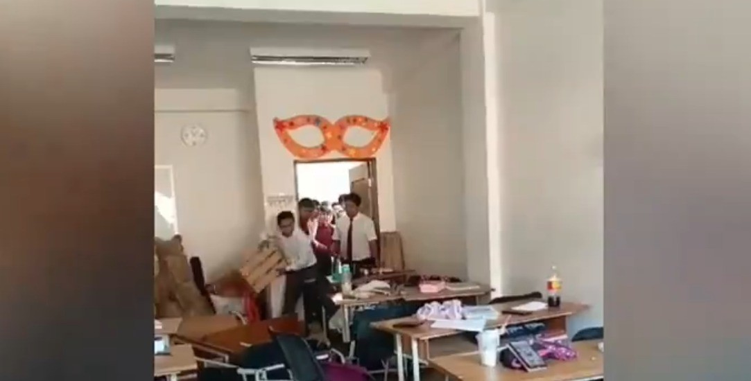 VIDEO Joven entra en plena clase y mata a su expareja a puñaladas frente a sus compañeros