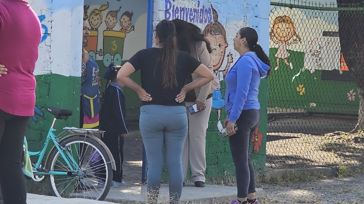 Clases en kínder de León seguirán tras protestas y suspensión de docente