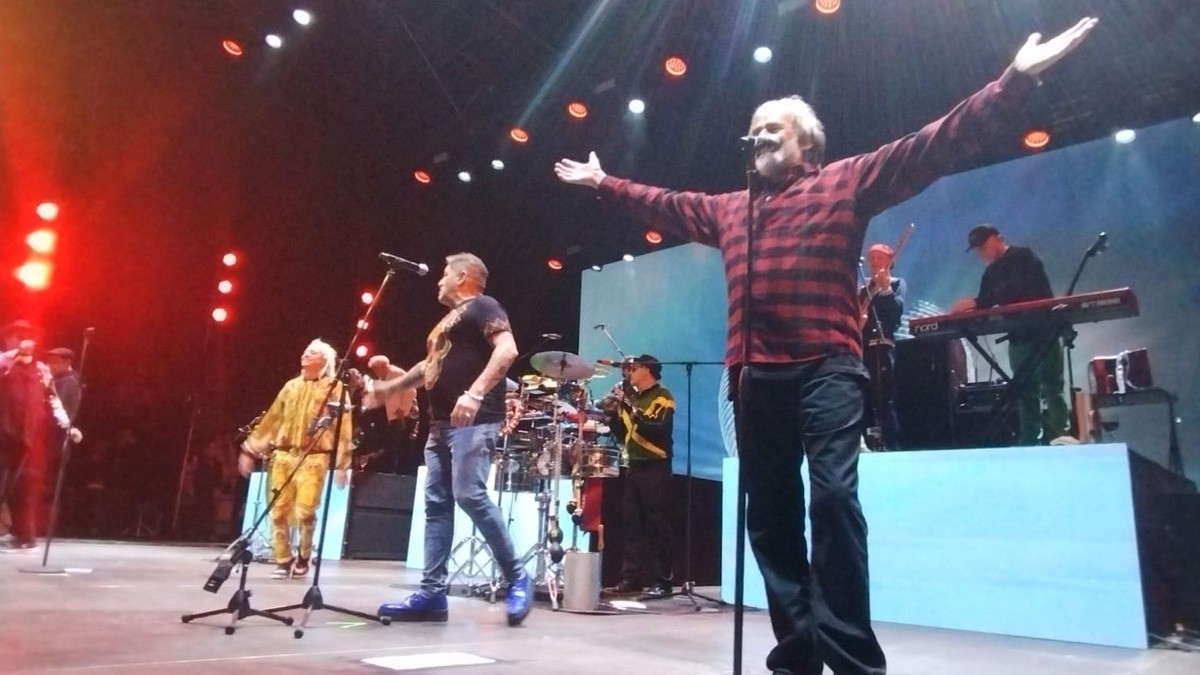 Los Auténticos Decadentes 'encienden' la Alhóndiga con un concierto vibrante