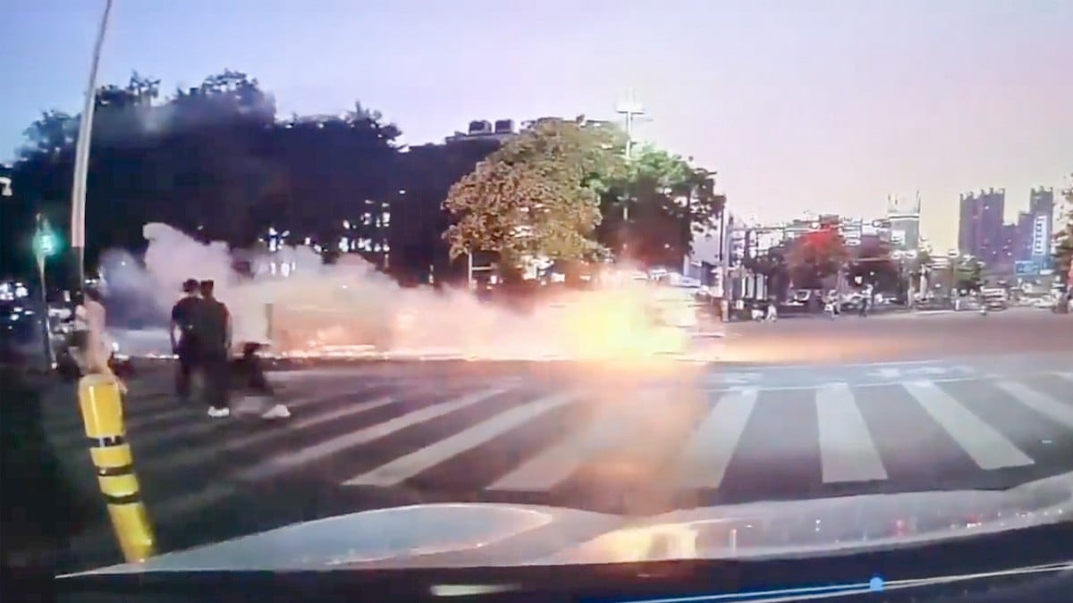 VIDEO Hombre conducía su moto eléctrica cuando de pronto explota y se incendia