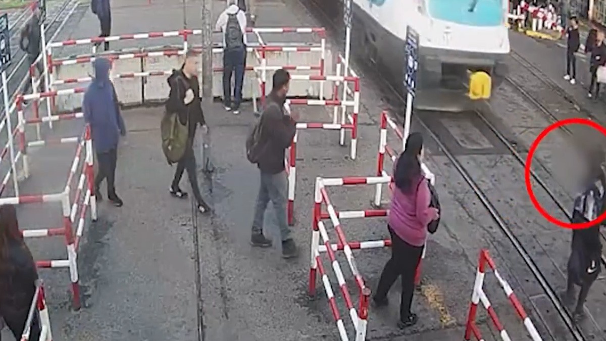 VIDEO ¡Todo por el celular! Se salvó en el último instante de ser arrollado por el tren
