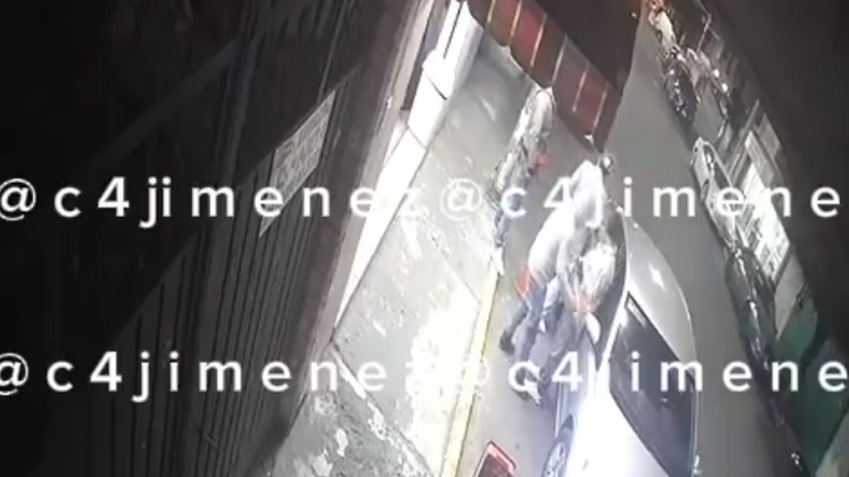 VIDEO Testigo decide intervenir en asalto y dispara contra los maleantes; uno murió