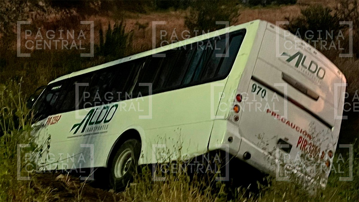 Camión de transporte de personal choca contra carro de cablera en el Eje Metropolitano
