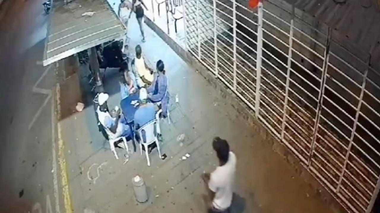 VIDEO Su último juego: policía jugaba cartas con su familia y lo mataron por la espalda