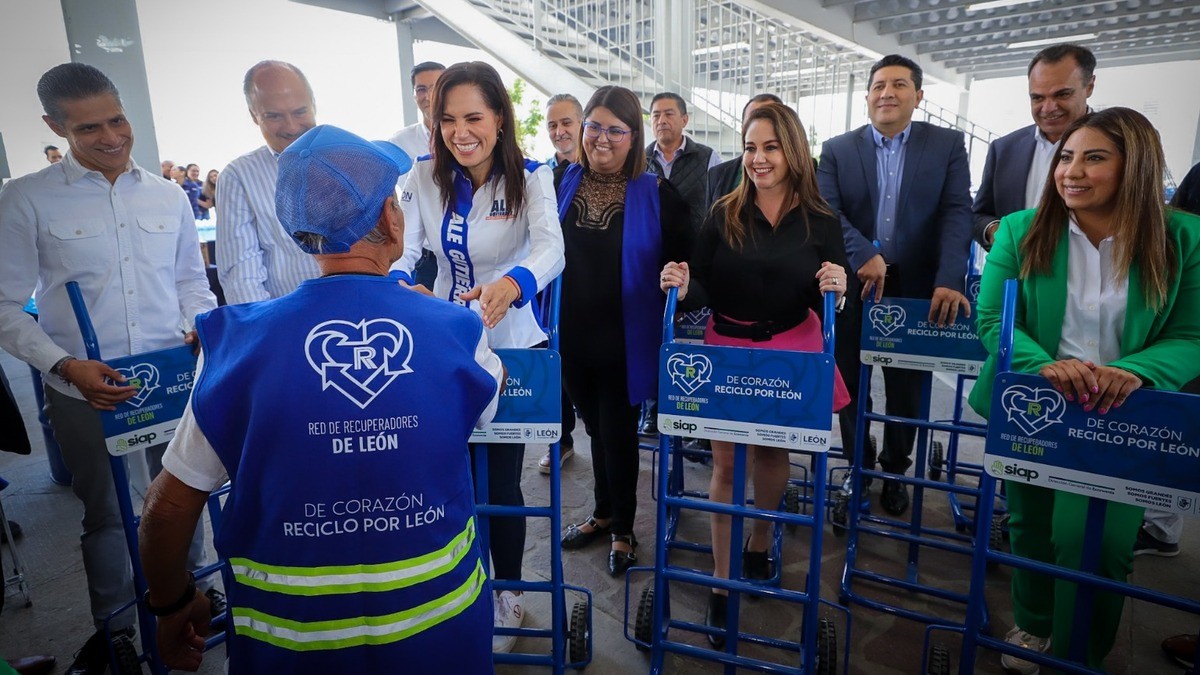 Municipio entrega apoyos a recuperadores urbanos de León; ¡Ya tienen triciclos!