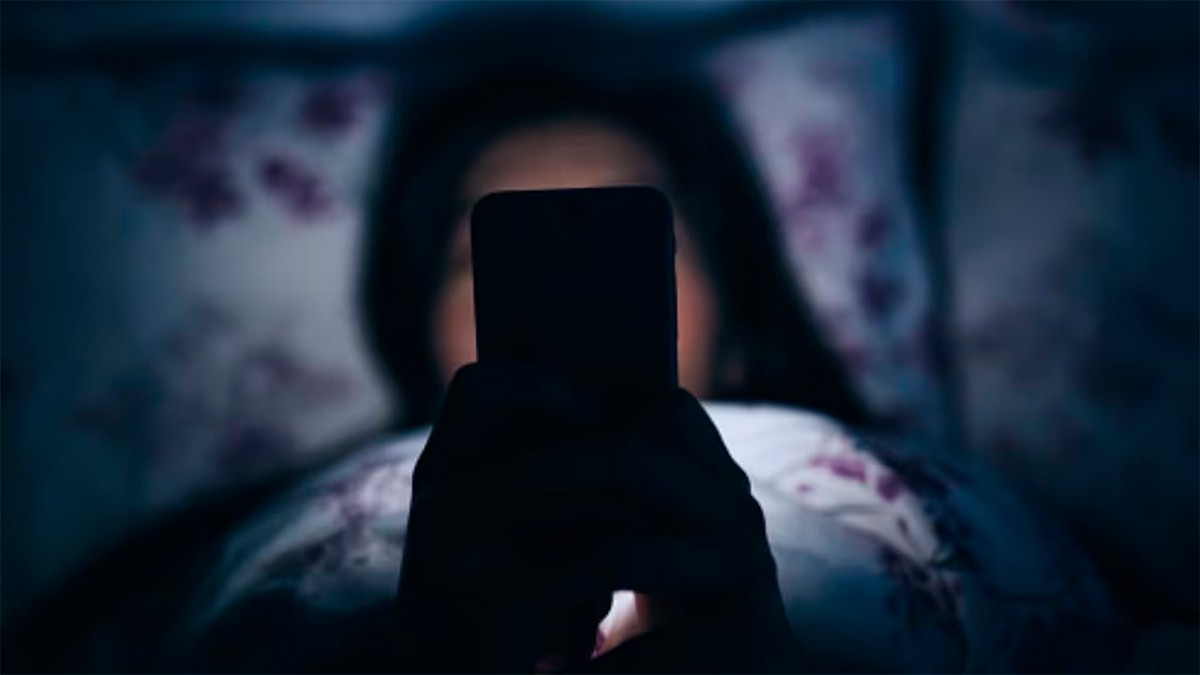 Por usar tanto el celular podrías contraer esta enfermedad que causa ácaros en las pestañas