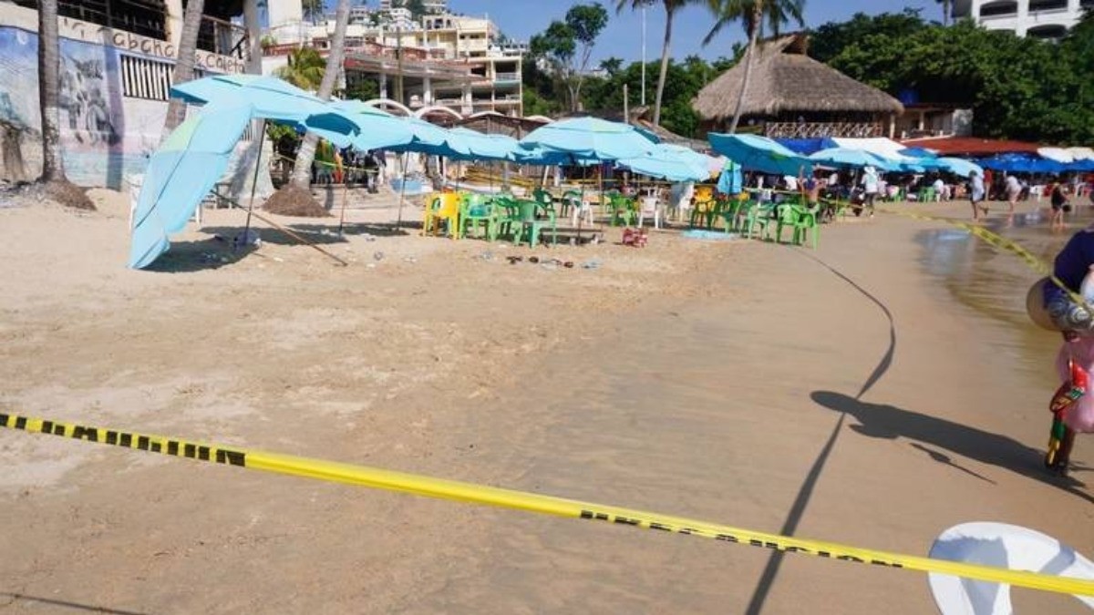 Turista descansaba bajo una sombrilla en playa de Acapulco y llegan a balearlo
