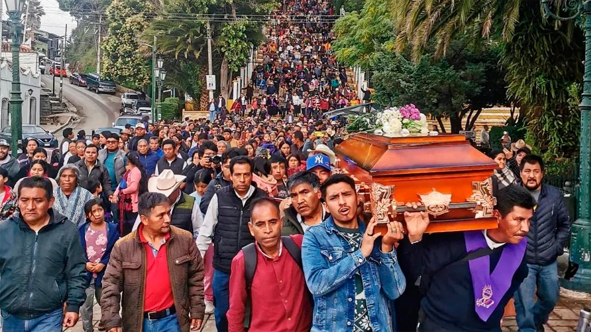 Dan último adiós a sacerdote Marcelo Pérez en Chiapas