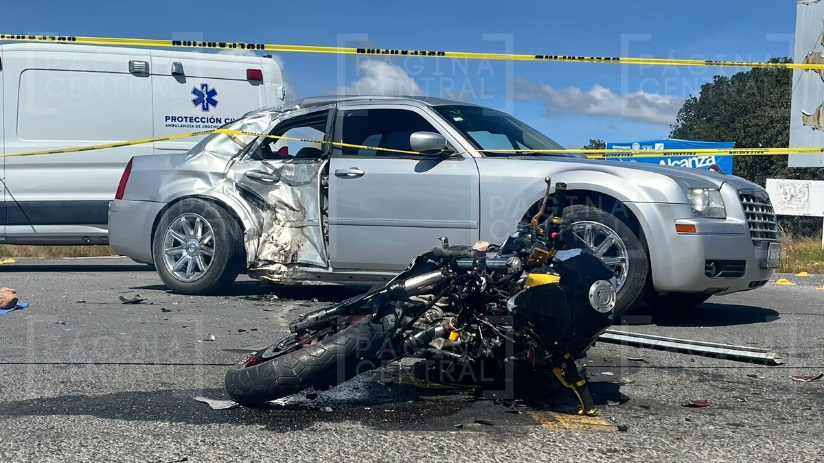 Muere joven motociclista al chocar en la León-San Felipe; su hermano menor queda grave