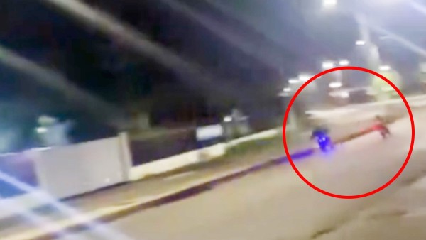 VIDEO Motociclistas jugaban carreritas en la ciudad y uno muere al impactarse contra portón
