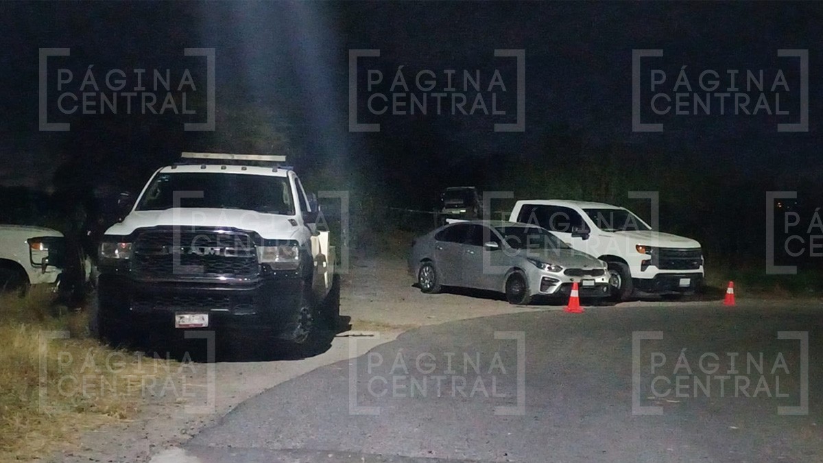 Vecinos se asoman dentro de una camioneta abandonada y ven restos humanos