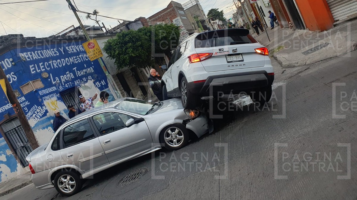 Autos chocan y quedan uno encima del otro en pleno centro de León