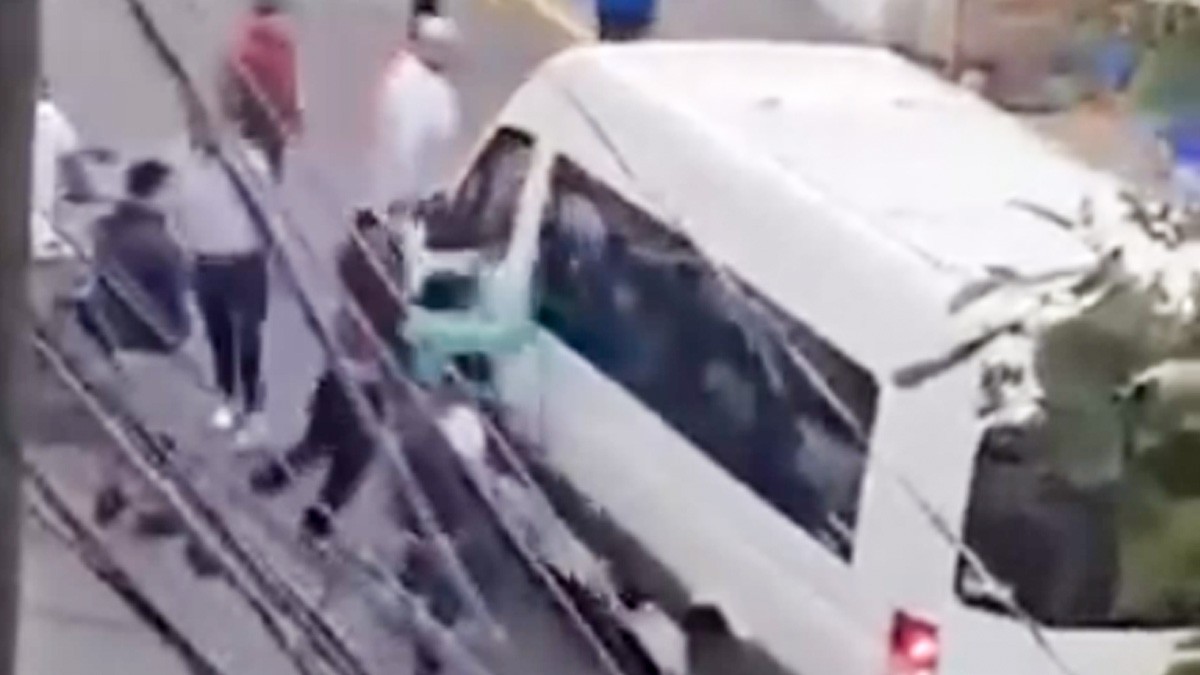 VIDEO Tras pleito, disparan contra el conductor de una camioneta en plena calle