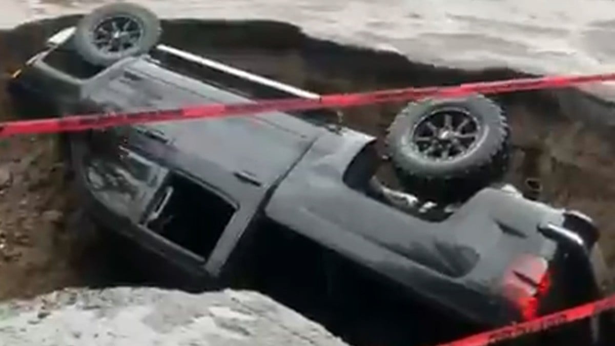 VIDEO Se abre enorme socavón en medio de la vía y se 'traga' una camioneta