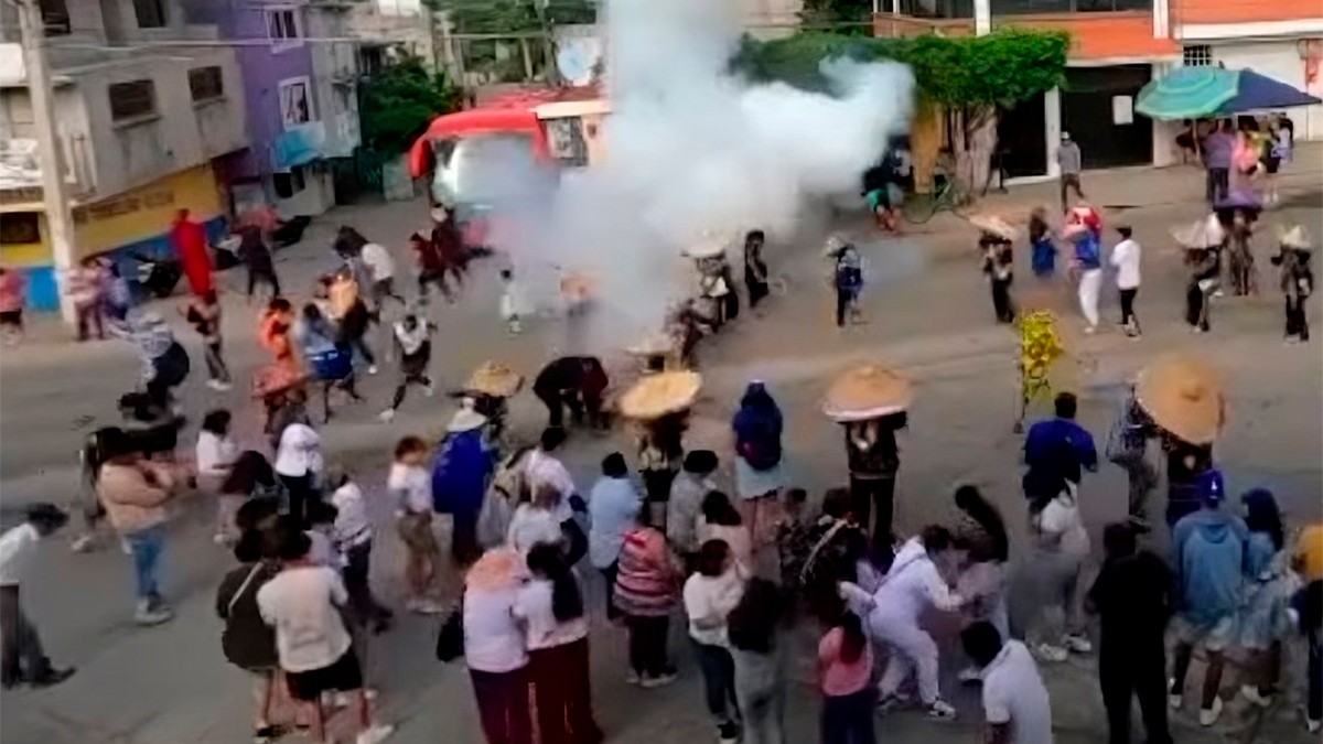 VIDEO Captan explosión de pirotecnia durante festejos religiosos; hay 6 lesionados