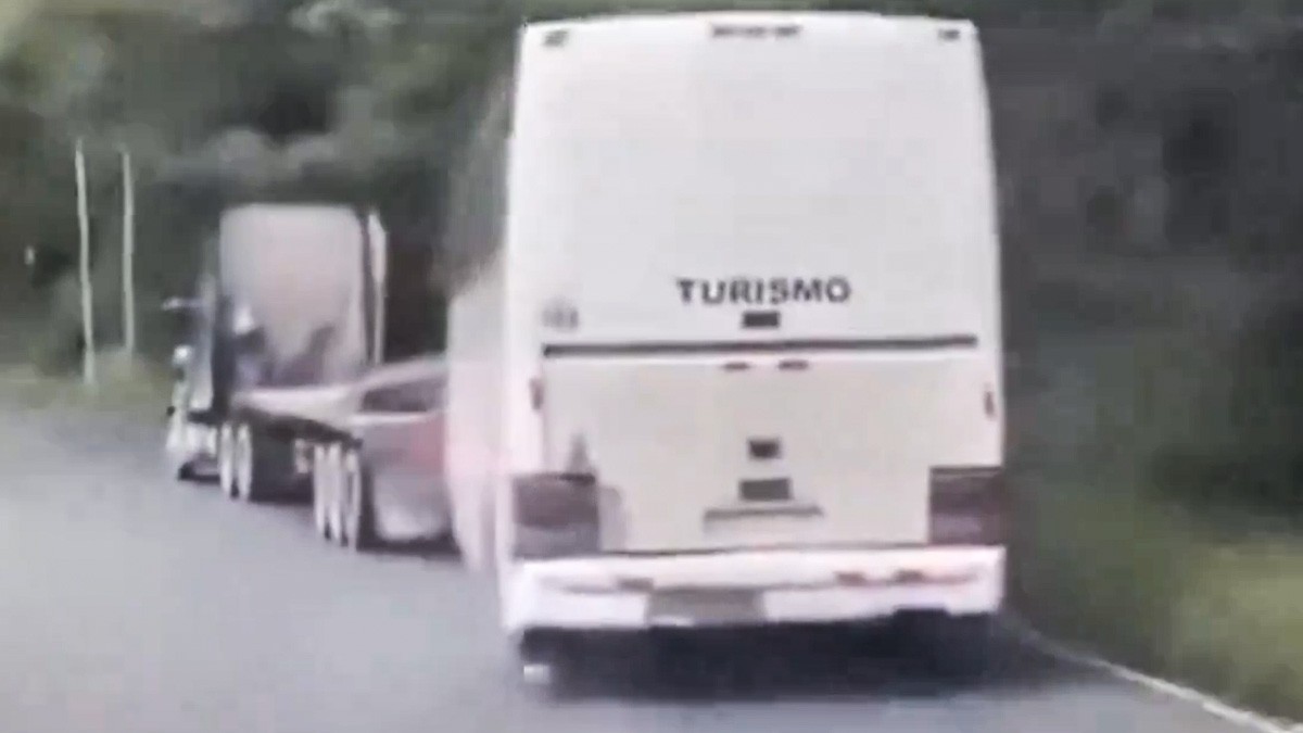 VIDEO Trailero ve que camión se quedó sin frenos y logra detenerlo; salvó a más de 60