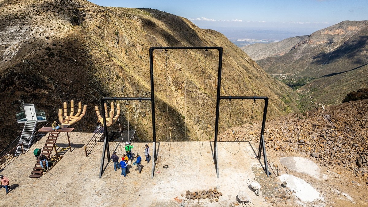 VIDEO Se desploma plataforma de 'Columpio Extremo'; turista y empleado caen